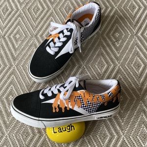 New Mens plaid black laced fashion sneakers, Size 9
